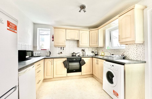 Wallasey House | Spacious Three Bed House & Private Garden - New Brighton Beach & Promenade