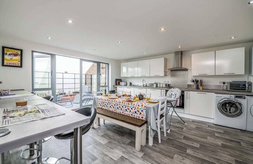 Portsmouth Apartment | Spacious three bedroom top floor flat with amazing views