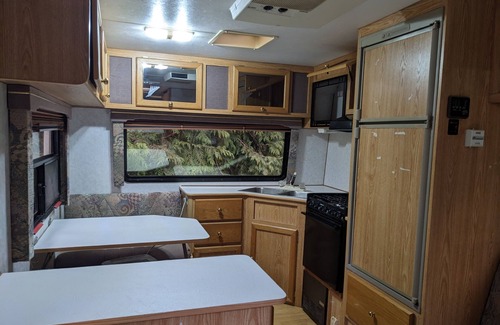 Gibsons House | Spacious Tidy Resort Clean RV Sunshine Coast BC 5 min from Ferry Dog Friendly