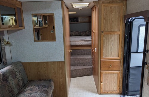 Gibsons House | Spacious Tidy Resort Clean RV Sunshine Coast BC 5 min from Ferry Dog Friendly