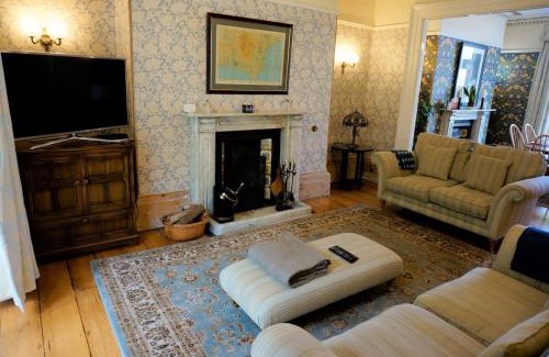 Plymouth House | Spacious Town House with Swimming Pool