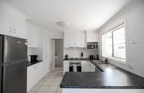 Wagga Wagga Apartment | Spacious townhouse close to amenities!