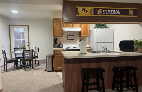 Mount Pleasant House | Spacious Townhome- Minutes from CMU!