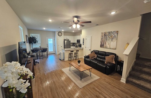 San Antonio House | Spacious townhome just minutes away from Sea World and Fiesta Texas!