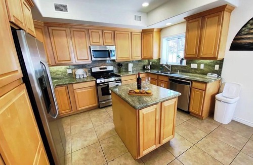 Avalon House | Spacious Townhome, Views, Walk to Beach,Restaurants, Activities ,Bbq