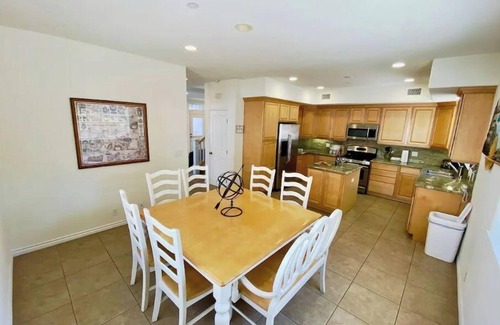 Avalon House | Spacious Townhome, Views, Walk to Beach,Restaurants, Activities ,Bbq
