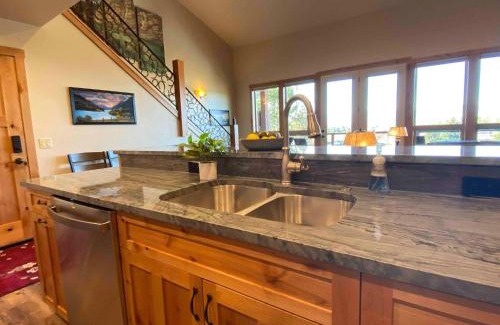 Bigfork Hotel | Spacious Townhome w 4 King Suites near Clubhouse