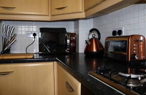 Tipton Apartment | Spacious Townhouse Tipton, Ideal for Contractors, Travellers & Families