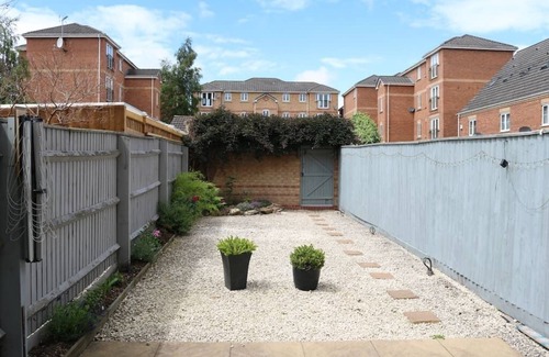 Tipton Apartment | Spacious Townhouse Tipton, Ideal for Contractors, Travellers & Families