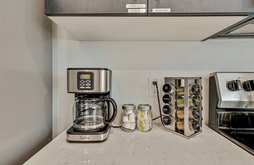 People's Freeway House | Spacious townhouse - Mins to Downtown SLC - Garage