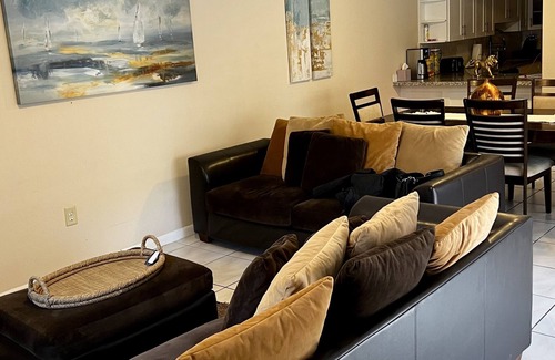 The Hammocks House | Spacious townhouse for big parties, great location