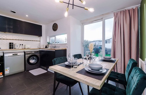 Manchester House | Spacious Townhouse nr Co-op Live Arena - Sleeps 8