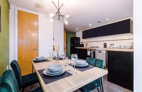 Manchester House | Spacious Townhouse nr Co-op Live Arena - Sleeps 8