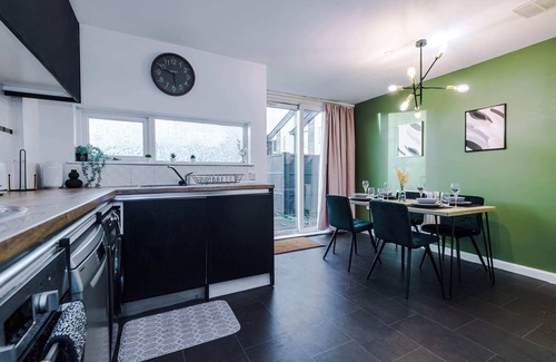 Manchester House | Spacious Townhouse nr Co-op Live Arena - Sleeps 8
