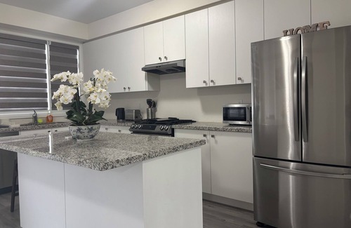 Brampton House | Spacious Townhouse in Brampton 2 minutes from restaurants and amenities