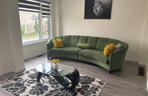 Brampton House | Spacious Townhouse in Brampton 2 minutes from restaurants and amenities
