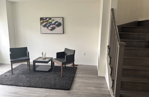 Brampton House | Spacious Townhouse in Brampton 2 minutes from restaurants and amenities