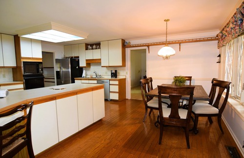 Paducah House | Spacious Townhouse - King bed, convenient ,restaurants, Historic downtown,
