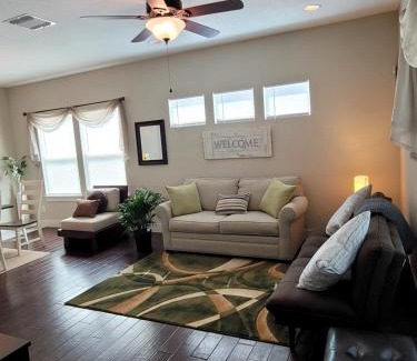 Near East Side House | SPACIOUS TOWNHOUSE MINUTES FROM DOWNTOWN SA.