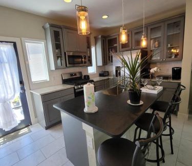 Near East Side House | SPACIOUS TOWNHOUSE MINUTES FROM DOWNTOWN SA.