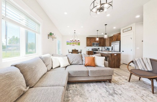 Ashton House | Spacious Townhouse Sleeps 10ppl!