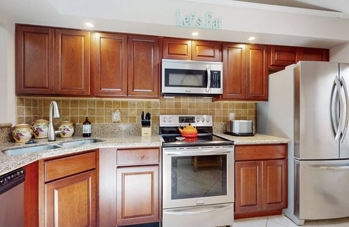 Countryside House | Spacious Townhouse with Private Back Patio and Tennis Courts