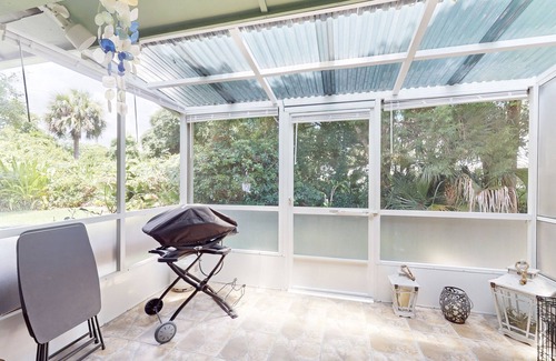 Countryside House | Spacious Townhouse with Private Back Patio and Tennis Courts