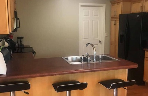 Champaign House | Spacious Townhouse With Home Theater- Champaign