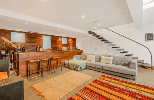 Notting Dale Apartment | Spacious & Tranquil 2BR Maisonette in Notting Hill