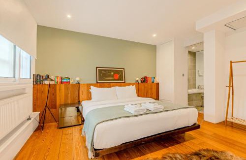 Notting Dale Apartment | Spacious & Tranquil 2BR Maisonette in Notting Hill