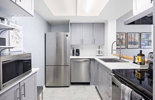 Niagara Condo | Spacious + Trendy King West Condo