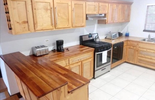 Gambier House | Spacious Tropical Getaway 🌴 - 3 mins away from the airport and beach