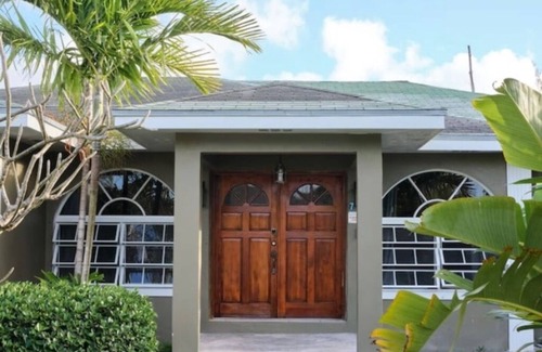 Gambier House | Spacious Tropical Getaway 🌴 - 3 mins away from the airport and beach