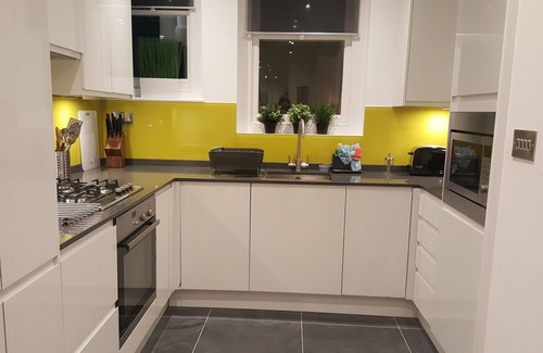 Addison Apartment | Spacious Two Bedroom Maisonette close to Westfield Shopping
