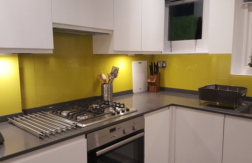 Addison Apartment | Spacious Two Bedroom Maisonette close to Westfield Shopping