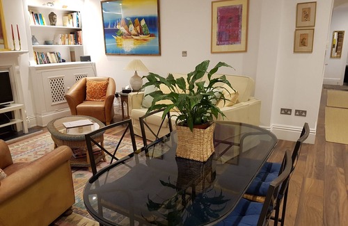 Addison Apartment | Spacious Two Bedroom Maisonette close to Westfield Shopping
