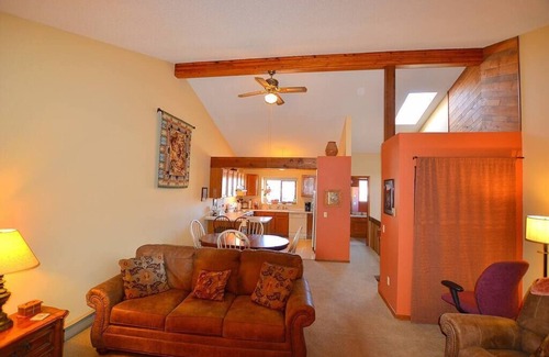Estes Park Condo | Spacious Two-Level Condo with Spectacular Views Near Lake Estes
