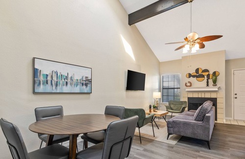 South Arlington House | Spacious & Unique / Home Office!