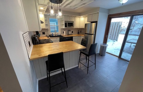 Eastside Apartment | Spacious university area home with a park side view, one mile away from SU.