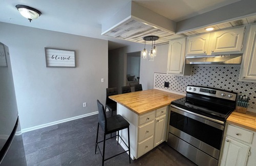Eastside Apartment | Spacious university area home with a park side view, one mile away from SU.
