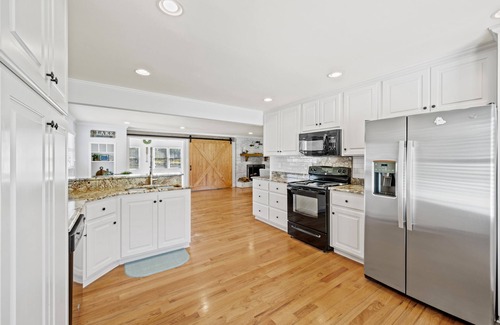 Lake Oconee House | Spacious updated (3Br/3B+Bunks) lake home w/hot tub- walk to shops & restaurants