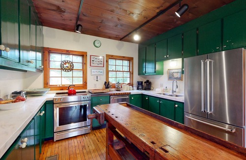 Londonderry House | Spacious & updated farmhouse near skiing with country views - dog-friendly