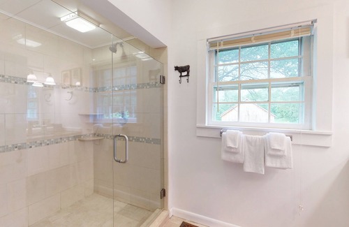 Londonderry House | Spacious & updated farmhouse near skiing with country views - dog-friendly