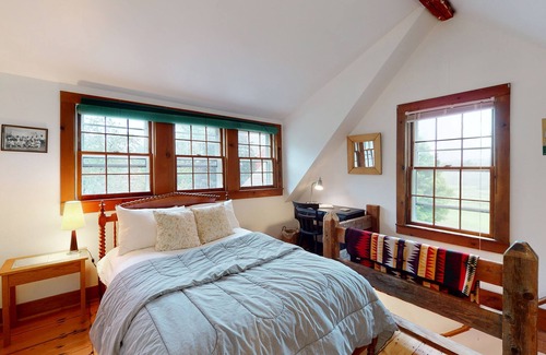 Londonderry House | Spacious & updated farmhouse near skiing with country views - dog-friendly