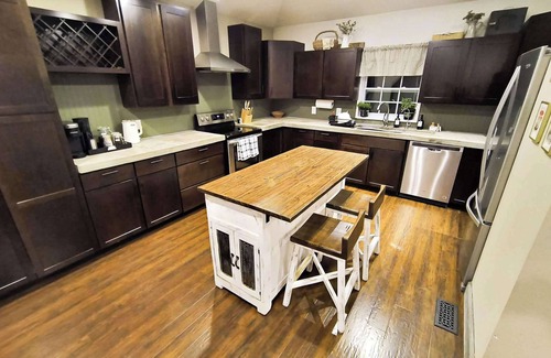 Burnside House | Spacious Updated Farmhouse with King Beds, WiFi, AC, Ping Pong, Yard, & Smart TV