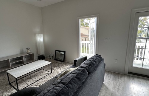 Faubourg Livaudais House | Spacious upper unit in walking distance to the parade route