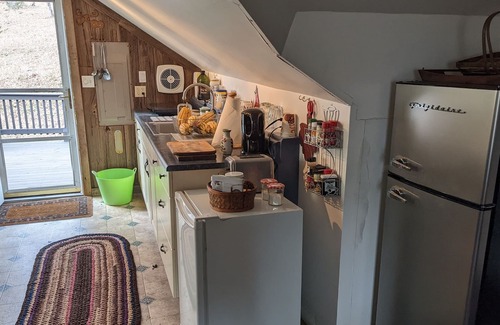 Fleischmanns Apartment | Spacious upstairs studio. Private entrance/deck. Quiet. Rural. Intimate.
