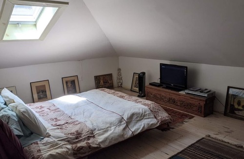 Fleischmanns Apartment | Spacious upstairs studio. Private entrance/deck. Quiet. Rural. Intimate.
