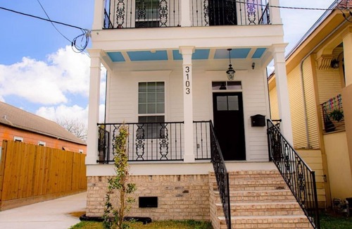 Broadmoor House | Spacious Uptown 3Br with Cozy Beds and Southern Charm