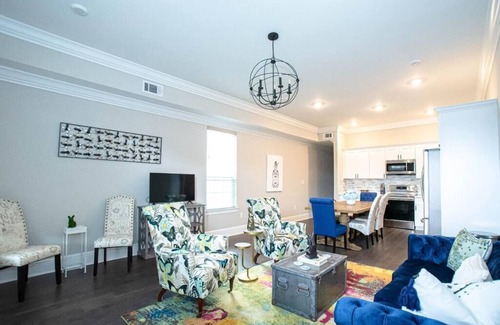 Broadmoor House | Spacious Uptown 3Br with Cozy Beds and Southern Charm